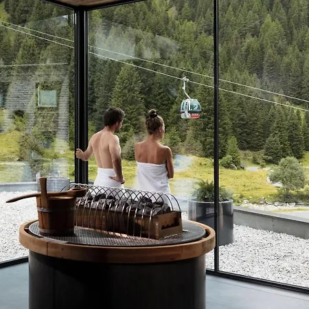 Vier Jahreszeiten Hotel 4*