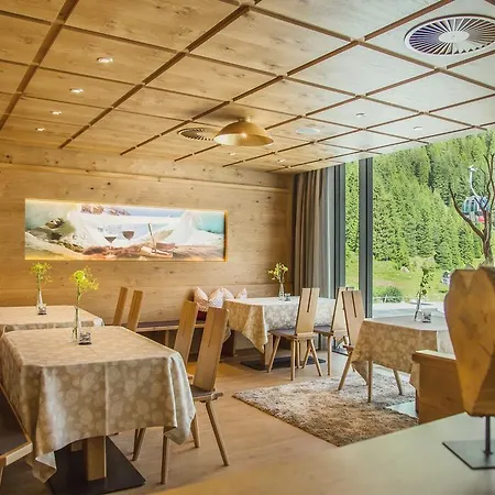Vier Sport Und Wellnesshotel Sankt Leonhard im Pitztal